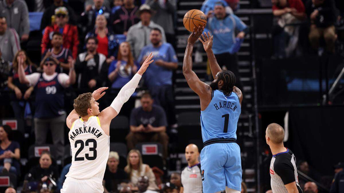 El jugador de los Clippers James Harden anota un triple en el partido ante el Jazz de Utah, celebrado el 17 de noviembre de 2024 en Los Angeles.