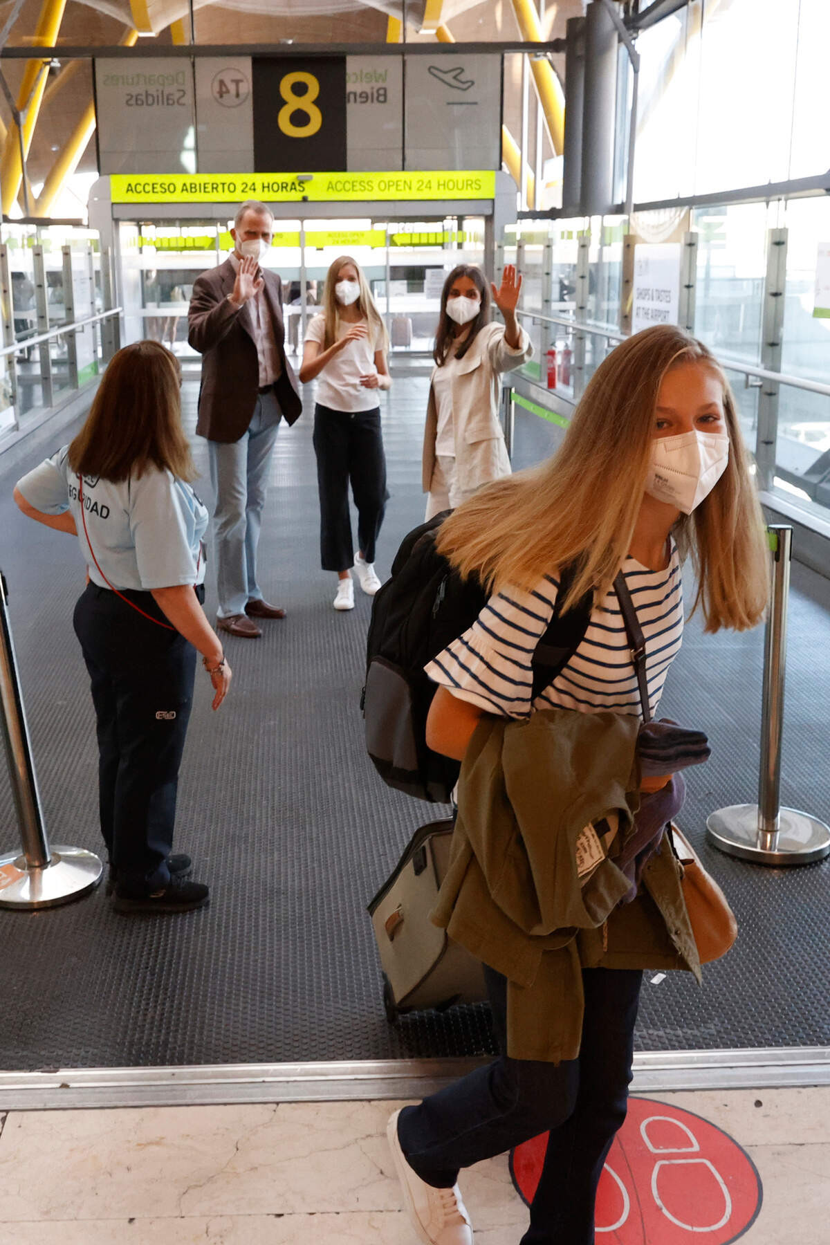 Los Reyes despidiendo a su hija la Pincesa Leonor en el aeropuerto quien se incorpora hoy al UWC Atlantic College de Gales, a 30 de agosto de 2021, en Madrid (España). REYES;FELIPE VI;REY;REINA;PRINCESA;LEONOR;INFANTA;SOFÍA;VIAJE;AEROPUERTO;30 AGOSTO 2021 Casa de S.M. el Rey 30/8/2021