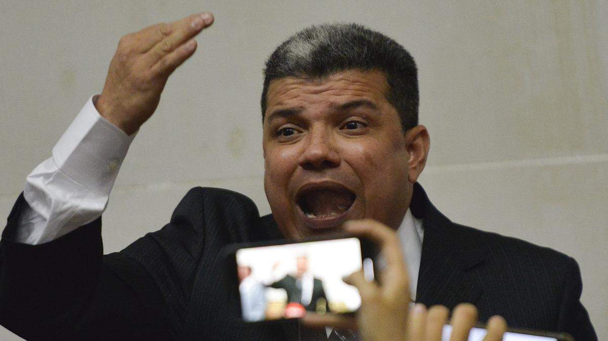 El diputado Luis Parra da un discurso después de ilegalmente autoproclamarse como presidente de la Asamblea Nacional de Venezuela el domingo, 5 de enero. La acción fue una maniobra del régimen chavista para desplazar al presidente interino Juan Guaidó y tomar control del parlamento. Guaidó y la mayoría de diputados opositores lograron superar el bloqueo de la Guardia Nacional y fue reelecto como presidente del parlamento por el año 2020.