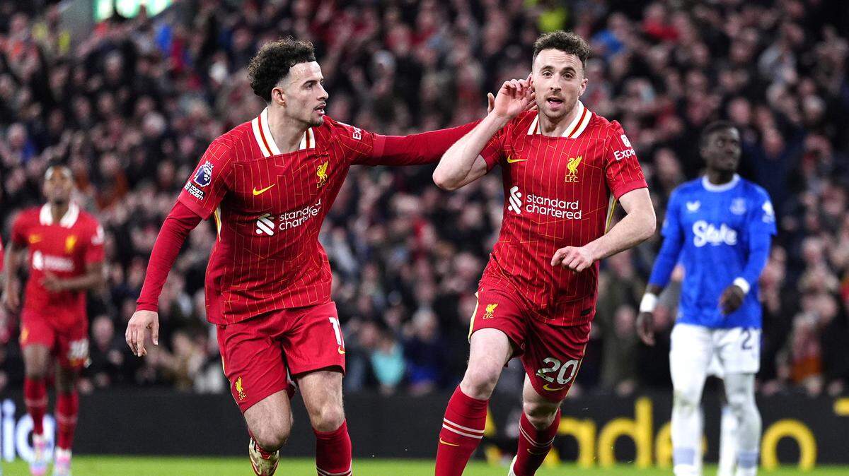 El jugador de Liverpool Diogo Jota (der.) celebra tras anotar un gol ante el Everton, en el partido de la liga inglesa efectuado el 2 de abril de 2025 en Anfield, Inglaterra.