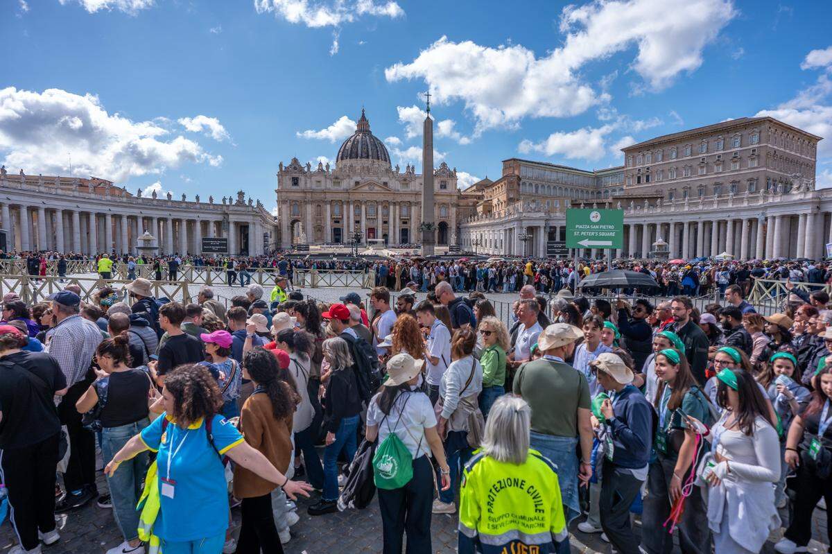 Fieles y visitantes hacen fila en la Basílica de San Pedro para despedir al Papa Francisco, el viernes 25 de abril del 2025. Antes del funeral, el sábado 26 de abril del 2025, los visitantes podrán ver al Papa fallecido por última vez junto al ataúd abierto.