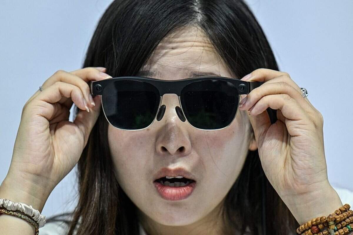 Una mujer prueba gafas de IA durante el Mobile World Congress (MWC) en Shanghai el 24 de junio de 2026.