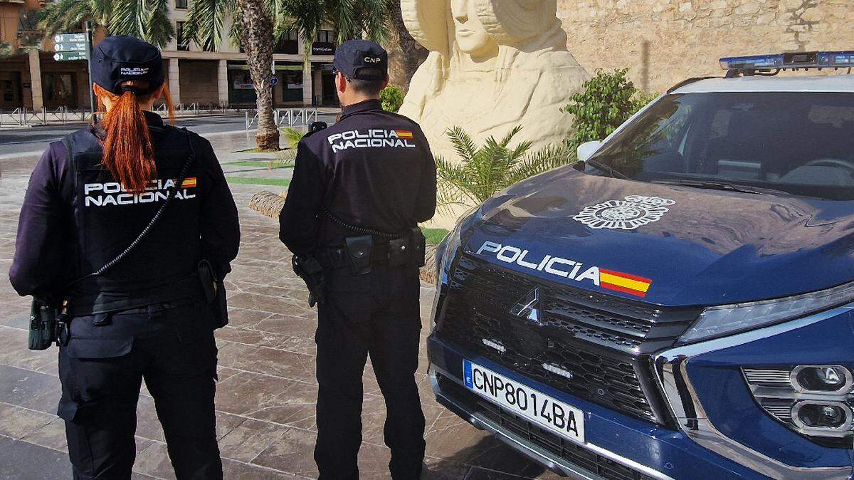 La Policía Nacional detuvo al sospechoso en Valencia, España, tras descubrir varios documentos para obtener la nacionalidad española de ciudadanos cubanos de manera fraudulenta.