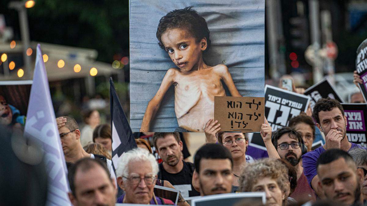 Cientos de israelíes se reúnen en Tel Aviv para marchar y protestar contra su gobierno, al que acusan de matar de hambre a civiles palestinos en la Franja de Gaza. (