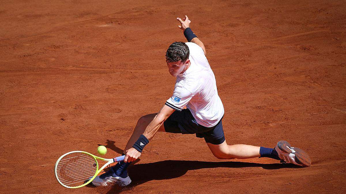 Juan Manuel Cerúndolo derrotó , 3-6, 2-6, 7-5, 6-1 y 6-1 al número uno del mundo, Jannik Sinner, quien se derrumbó físicamente por el calor reinante el jueves en París. 