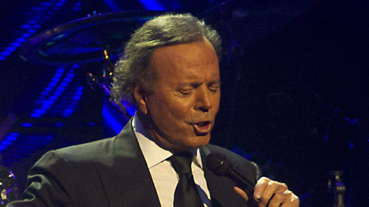 Julio Iglesias durante su gira mundial en Ahoy, Róterdam, Países Bajos, el 9 de junio de 2013.