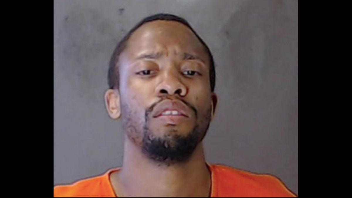 Gavin Henderson enfrenta cargos por presuntamente asesinar a su hermana de 53 apuñaladas.