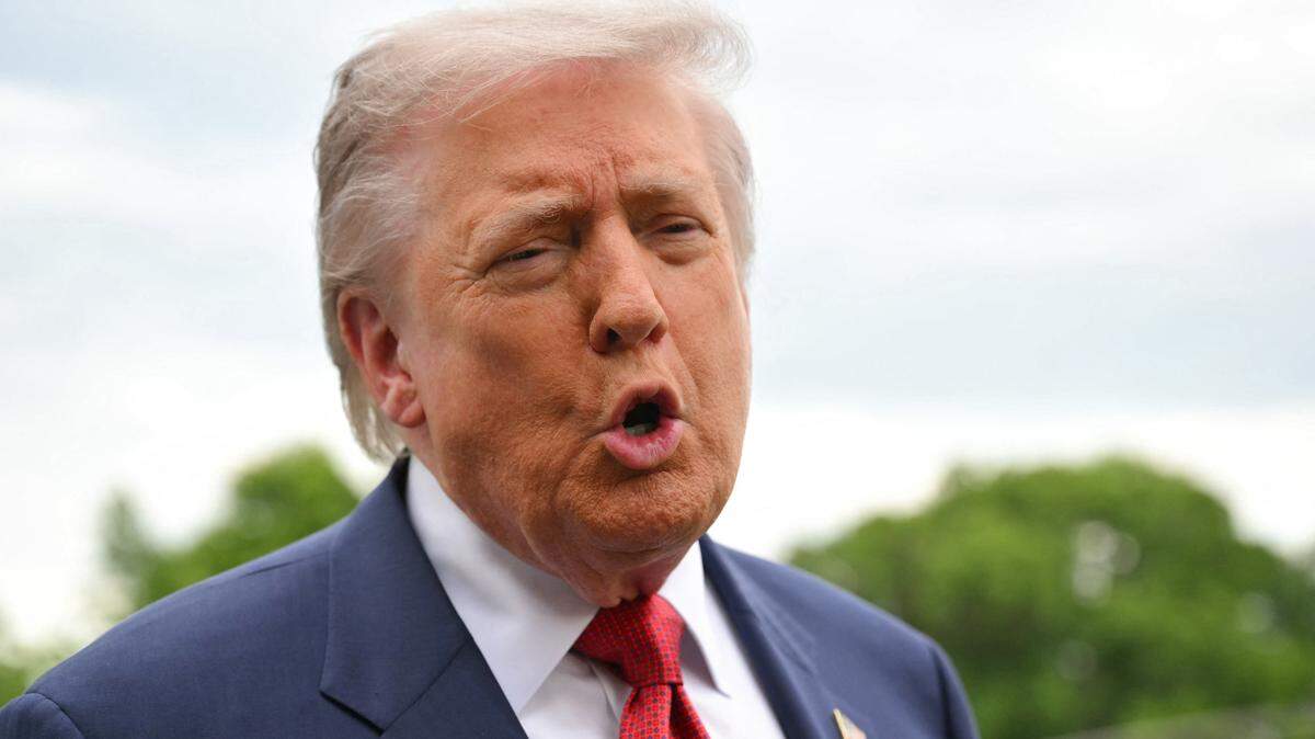 El presidente de Estados Unidos, Donald Trump, habla con periodistas mientras se dirige a abordar el Marine One antes de partir desde el jardín sur de la Casa Blanca en Washington, D.C., el 8 de mayo de 2026. Trump viaja a Sterling, Virginia, donde participará en una cena de LIV Golf.