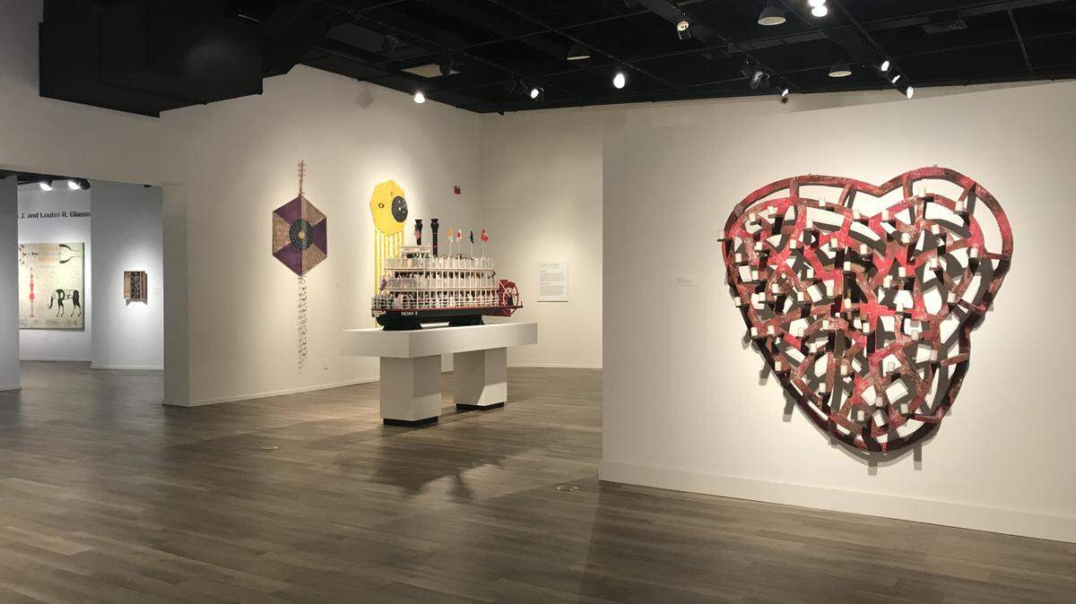 Vista parcial de la exhibición de Carlos Estévez, 'Entelechy'. Tucson Museum of Art.