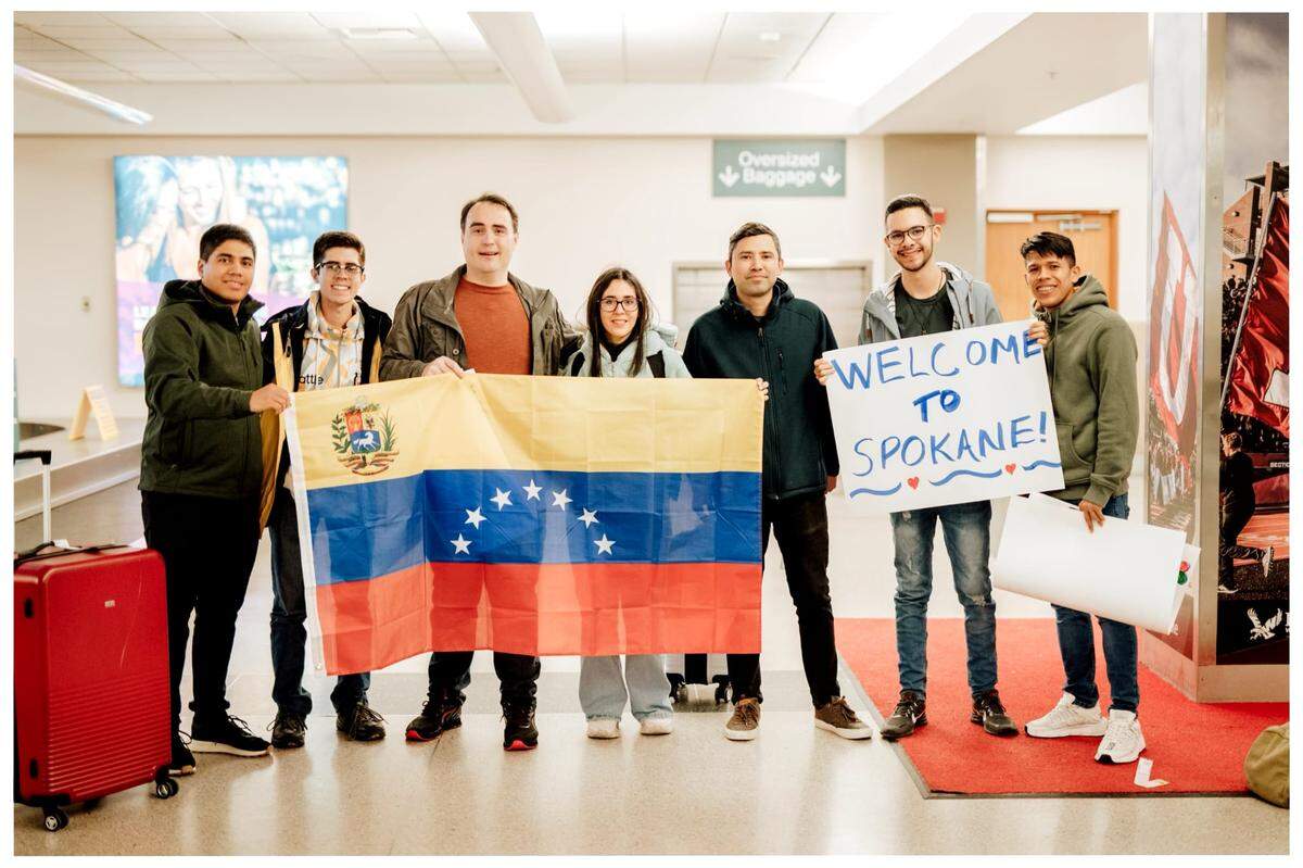 Varios jóvenes venezolanos junto con el médico estadounidense Kyle Varner (3ro a la izq) que patrocinó el parole humanitario de 49 personas de Venezuela.