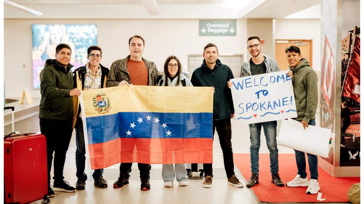 Varios jóvenes venezolanos junto al médico estadounidense Kyle Varner (tercero desde la izquierda), quien patrocinó el parole a humanitario de 49 venezolanos.
