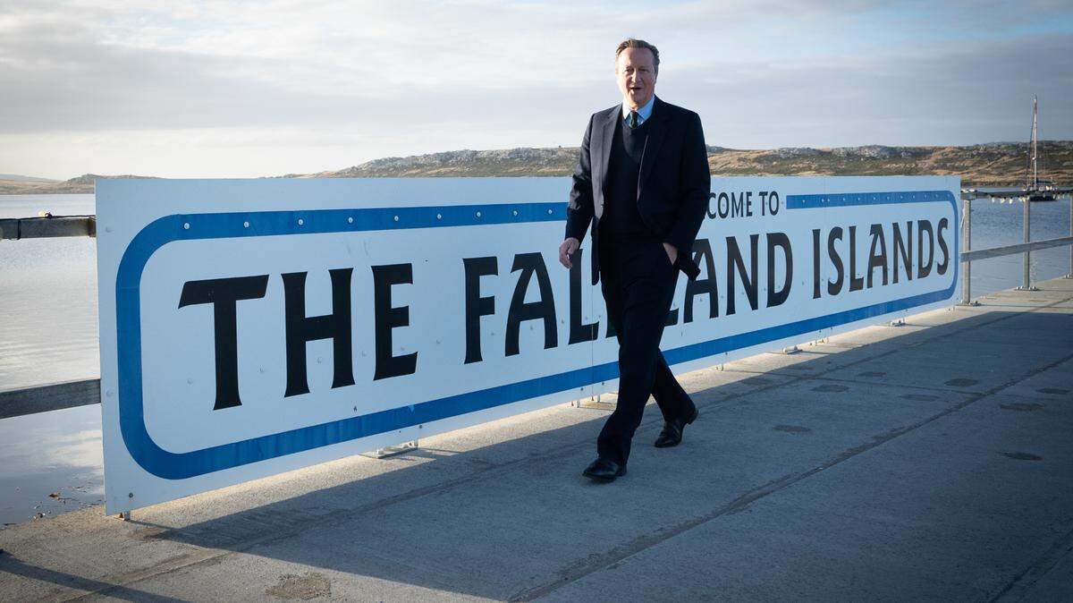 El Secretario de Asuntos Exteriores, Lord David Cameron, camina por Puerto Stanley, en las Islas Malvinas, durante su visita de alto perfil para demostrar que son una “parte valiosa de la familia británica” en medio de renovados llamados argentinos a conversaciones sobre su futuro. Fecha de la foto: Lunes 19 de febrero de 2024.