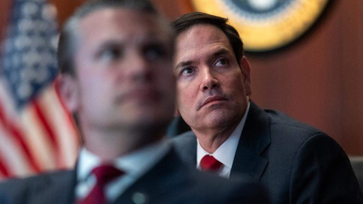 Una fotografía distribuida por la Casa Blanca muestra al secretario de Estado de Estados Unidos, Marco Rubio (derecha), y al secretario de Defensa, Pete Hegseth (izquierda), en la Sala de Situación de la Casa Blanca en Washington, D.C, el 21 de junio de 2025. 