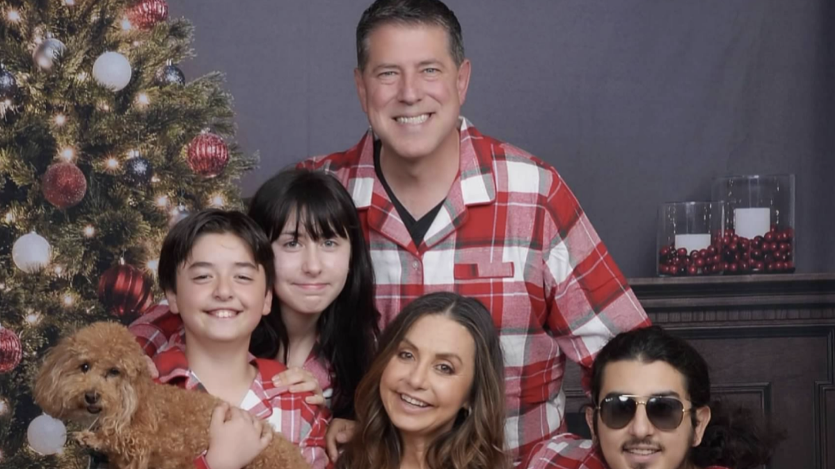 El padre Alberto comparte esta foto de Navidad 2023 con su esposa Ruhama, sus hijos Alberto y Camilia, y Christian, el mayor.