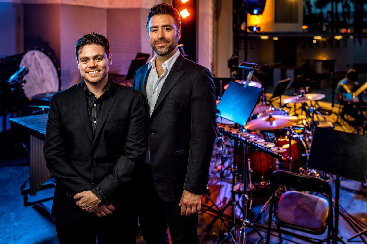 La idea detrás de Nu Deco, concebida por el director Jacomo Bairos y el compositor y arreglista Sam Hyken, dos figuras aclamadas en el mundo sinfónico internacional (en la foto), era crear una orquesta del siglo XXI: ágil, experimental y profundamente conectada con su comunidad y su cultura.