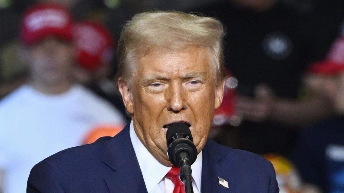 El expresidente estadounidense Donald Trump, candidato presidencial republicano, pronuncia un discurso en un mitin de campaña en Pittsburgh, Pensilvania, el 4 de noviembre de 2024.