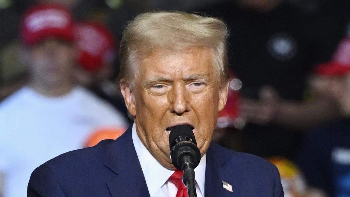 El expresidente estadounidense Donald Trump, candidato presidencial republicano, pronuncia un discurso en un mitin de campaña en Pittsburgh, Pensilvania, el 4 de noviembre de 2024.