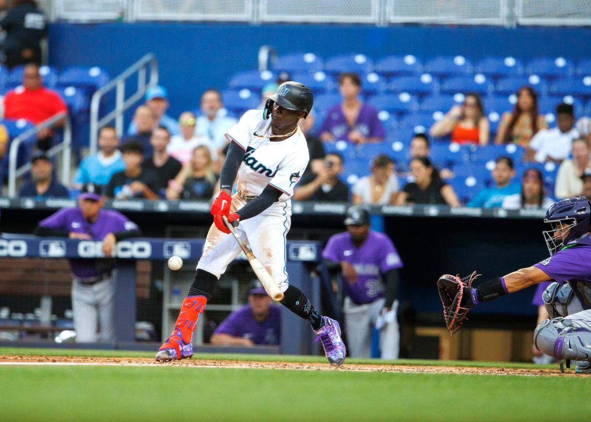 El segunda base de los Marlins Jazz Chisholm Jr. batea un hit en el tercer inning del partido ante los Rockies de Colorado, celebrado el 22 de junio de 2022 en Miami.