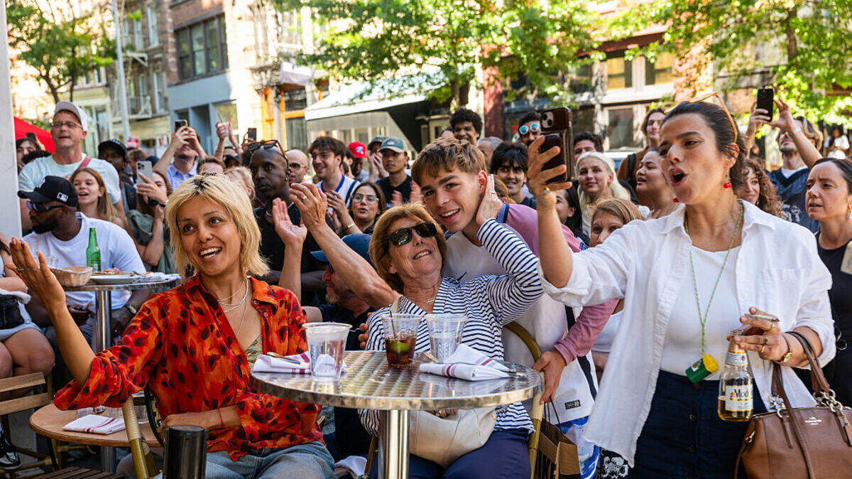 Hinchas de Francia celebran un gol de su selección en el partido ante Senegal en un restaurante de Manhattan, Nueva York, el 16 de junio de 2026.