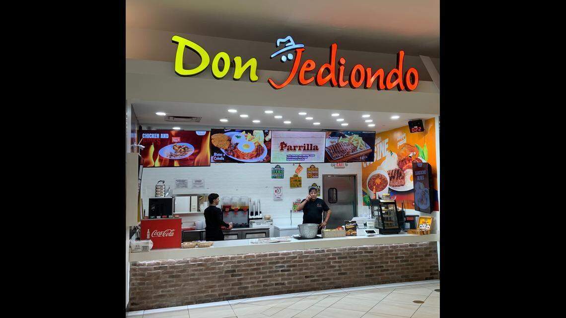 Don Jediondo en el patio de comidas del Dadeland Mall.