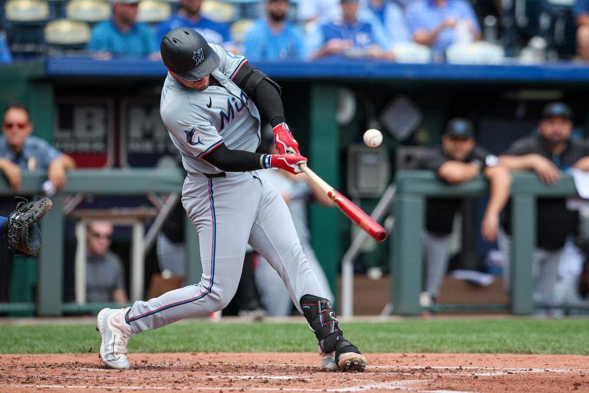 El receptor de los Marlins de Miami Nick Fortes batea en el segundo inning del partido ante los Reales, celebrado el 26 de junio de 2024 en Kansas City.