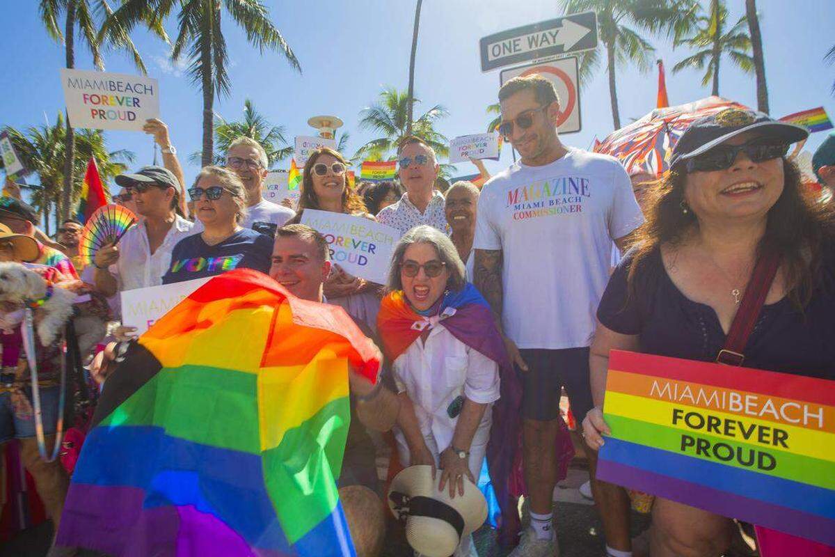 La alcaldesa del condado de Miami-Dade, Daniella Levine Cava, y el comisionado de la ciudad de Miami Beach, Alex Fernández, ondean banderas junto a manifestantes que portaban pancartas arcoíris y carteles con las leyendas “Miami Beach Orgulloso por Siempre” y “No Será Borrado” durante la Marcha Orgulloso por Siempre en Ocean Drive, Miami Beach, Florida, el domingo 31 de agosto de 2025, celebrada después de que las autoridades estatales ordenaran la eliminación del cruce peatonal del Orgullo LGBTQ de la ciudad.