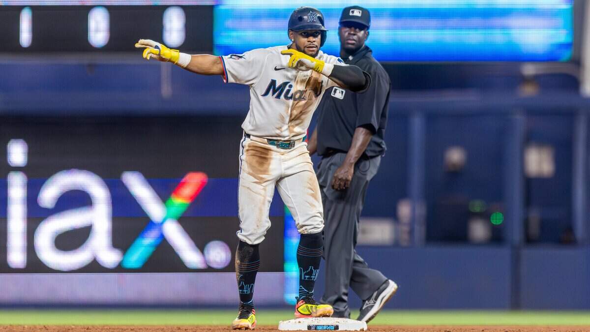 El torpedero de los Marlins Otto López celebra tras pegar un doble en el sexto inning del partido ante los Rangers de Texas, celebrado el 22 de junio de 2026 en Miami.