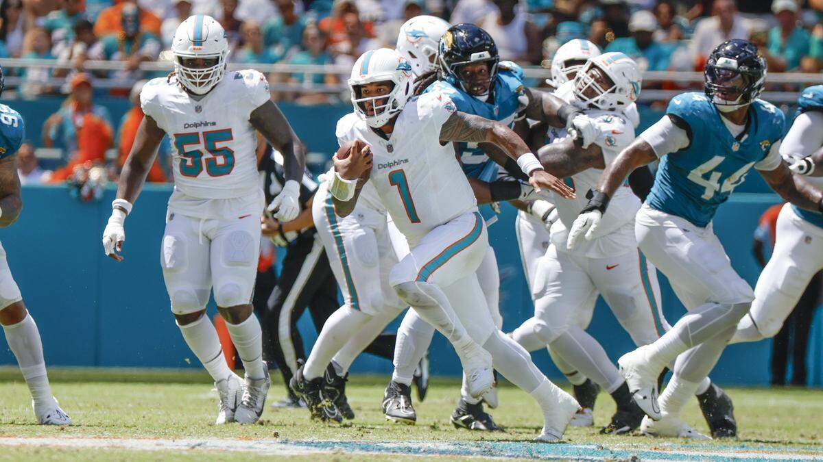 El quarterback de los Dolphins Tua Tagovailoa (1) corre con el ovoide en el partido contra los Jaguars de Jacksonville, celebrado el 8 de septiembre de 2024 en el Hard Rock Stadium en Miami Gardens, Florida.