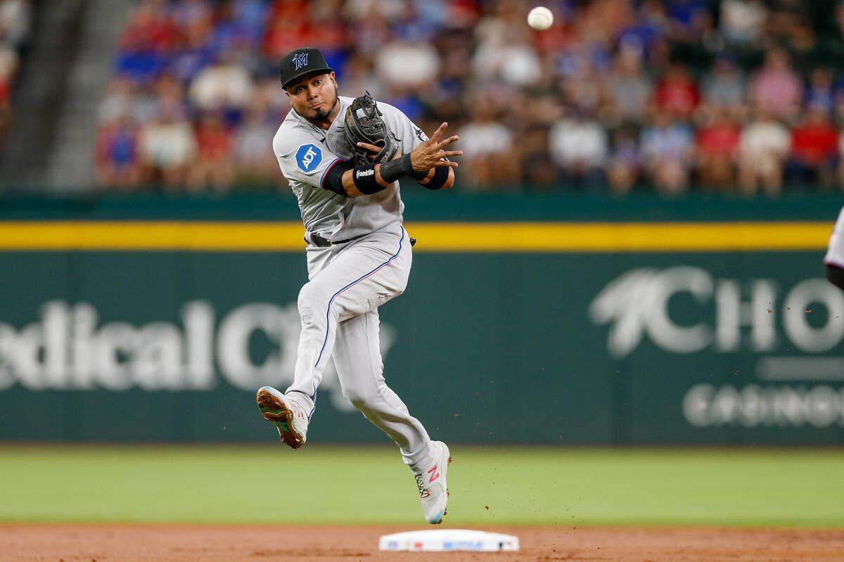 El segunda base de los Marlins Luis Arráez tira a primera en el primer inning del partido ante los Rangers, celebrado el 6 de agosto de 2023 en Texas.