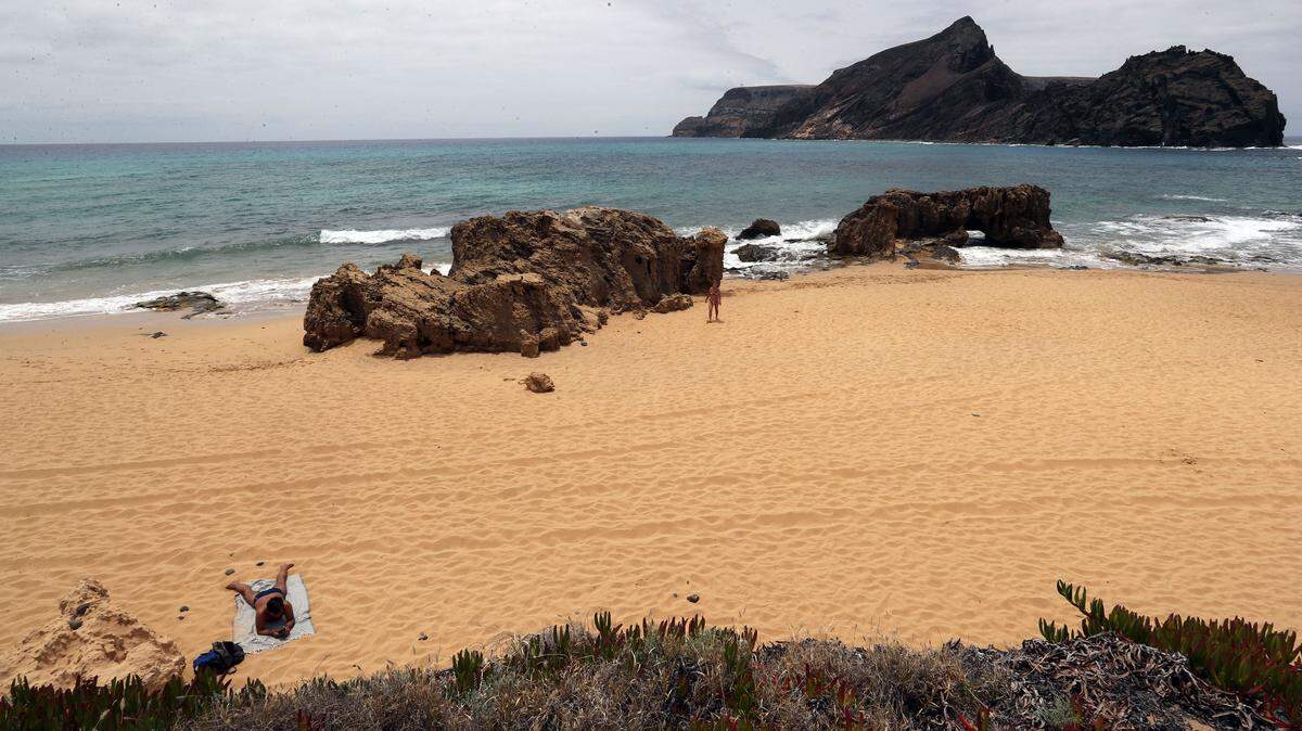 La Calheta, final de la playa de Porto Santo en su extremo suroeste, con el Islote de la Cal al fondo.