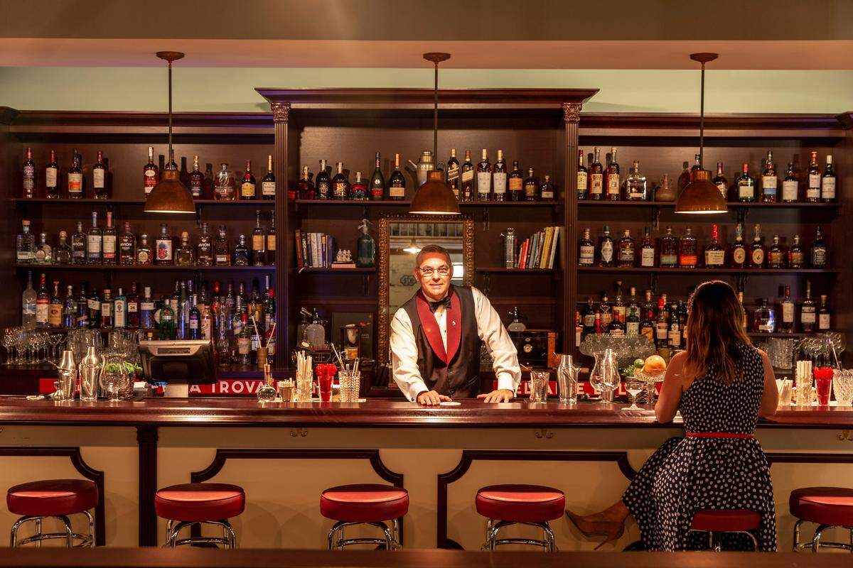 Café La Trova, en La Pequeña Habana, famoso por sus camareros de estilo cantinero, acaba de ser nombrado mejor bar restaurante del país.