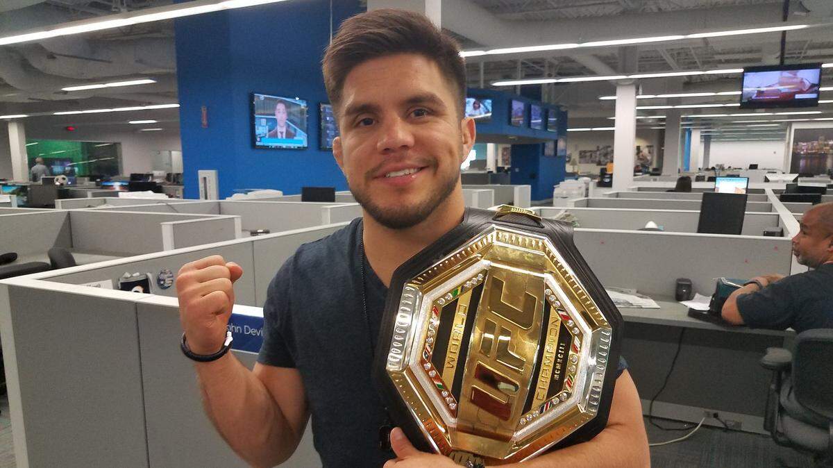 HENRY CEJUDO, titular de la UFC, visita El Nuevo Herald el 21 de febrero del 2019.