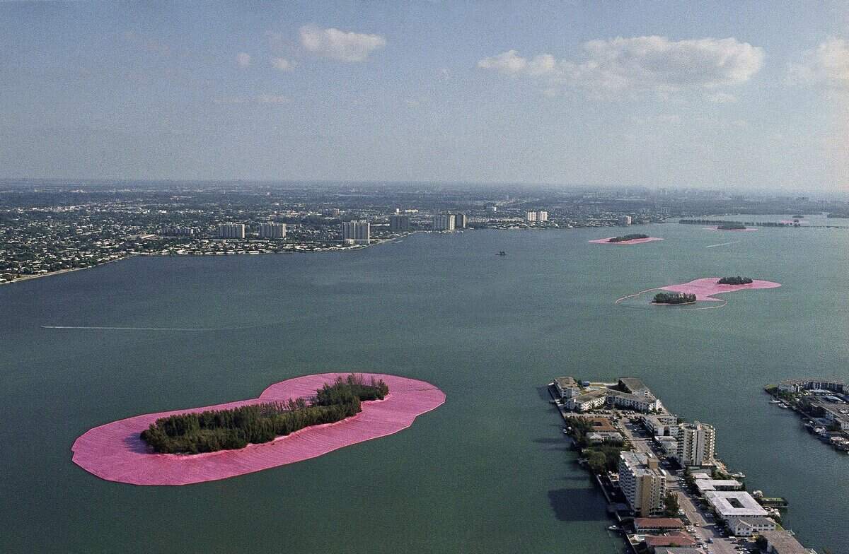 Las islas, no habitadas, tan solo estuvieron dos semanas “rodeadas”, pero aquel proyecto, que causó una viva polémica con defensores del medio ambiente y llegó hasta los tribunales, dejó una huella indeleble en la ciudad y sus habitantes.