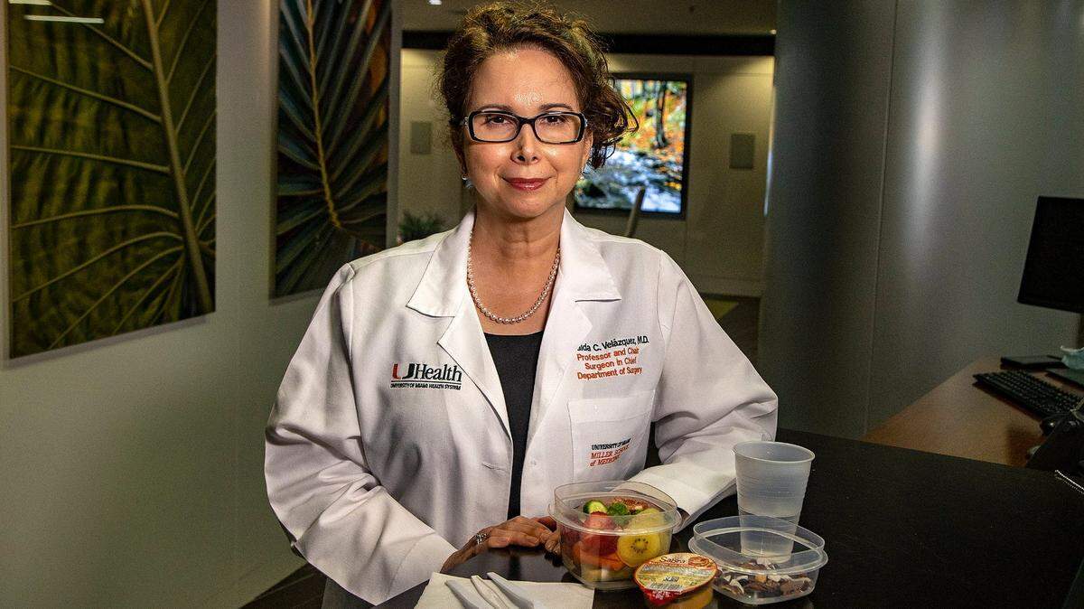 La Dra. Omaida Velázquez dice que la pandemia estimuló a comer en exceso y a tener movilidad reducida. Pero con la guía de la gastroenteróloga de la Universidad de Miami, la Dra. Michelle Pearlman, Velázquez cambió sus hábitos alimenticios y estableció un régimen de ejercicio diario.