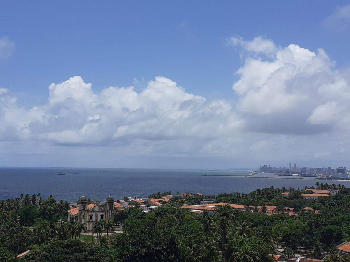 Vista de Recife a lo lejos y el viejo Olinda desde el barrio de la Catedral.
