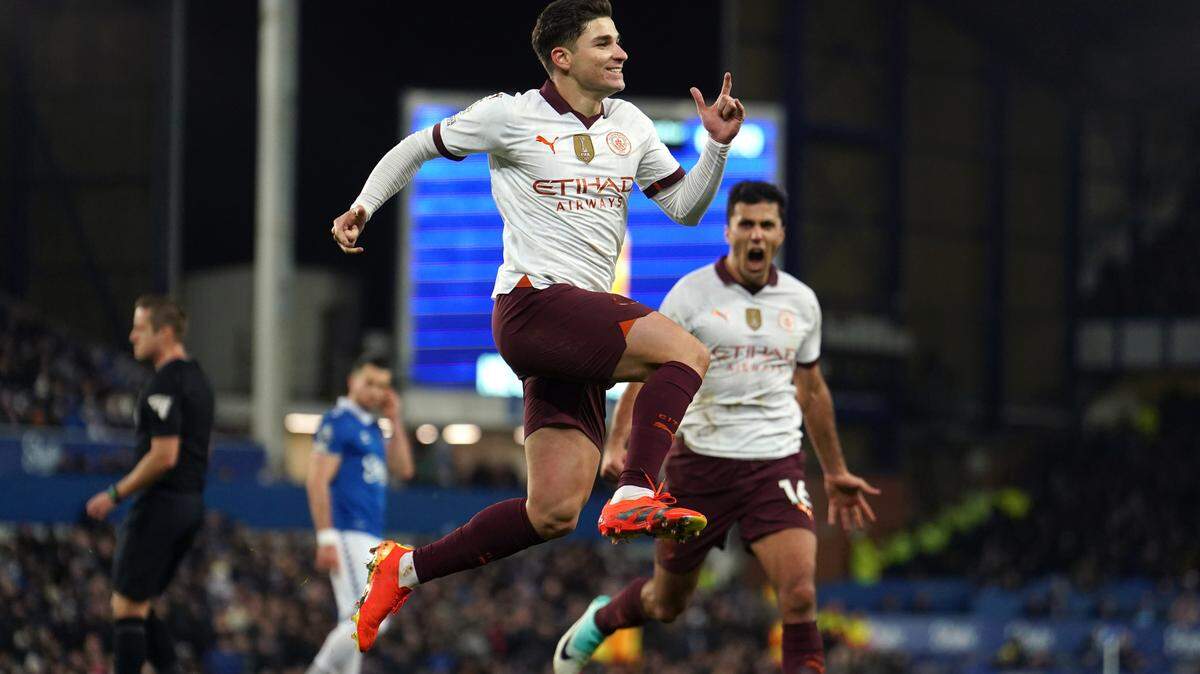 El delantero del Manchester City Julián Àlvarez celebra tras anotar un gol en el triunfo de su equipo 3-1 ante el Everton, en el partido de la liga inglesa celebrado el 26 de diciembre de 2023.