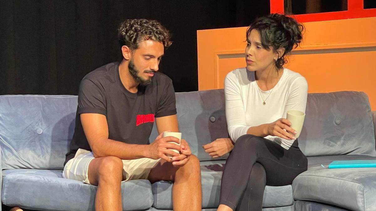 Luciano Cortés y Carmen Tinoco durante un ensayo de la obra ‘El Pacto’.