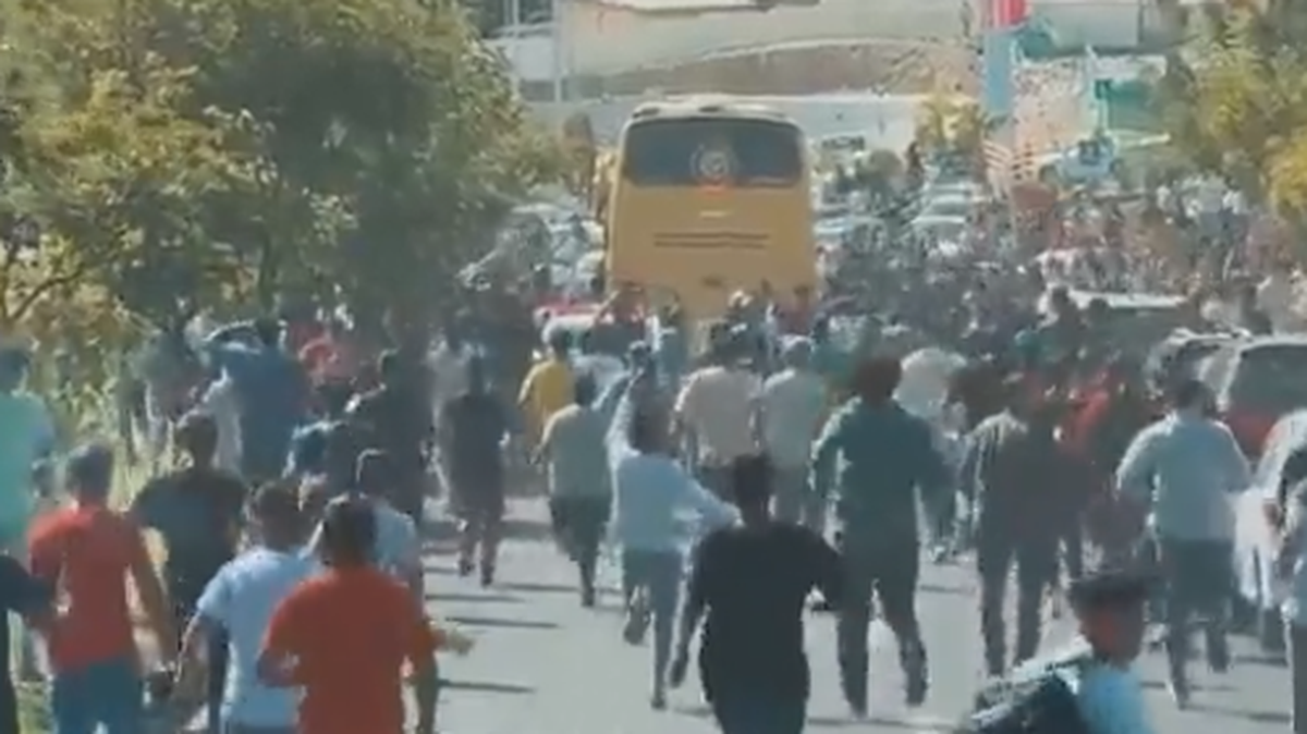 Aficionados corren detrás del autobús donde viajaba Cristiano Ronaldo en Teherán el lunes luego que el astro portugués llegó junto a sus compañeros del club saudí Al Nassr para un partido de la Liga de Campeones de Asia.