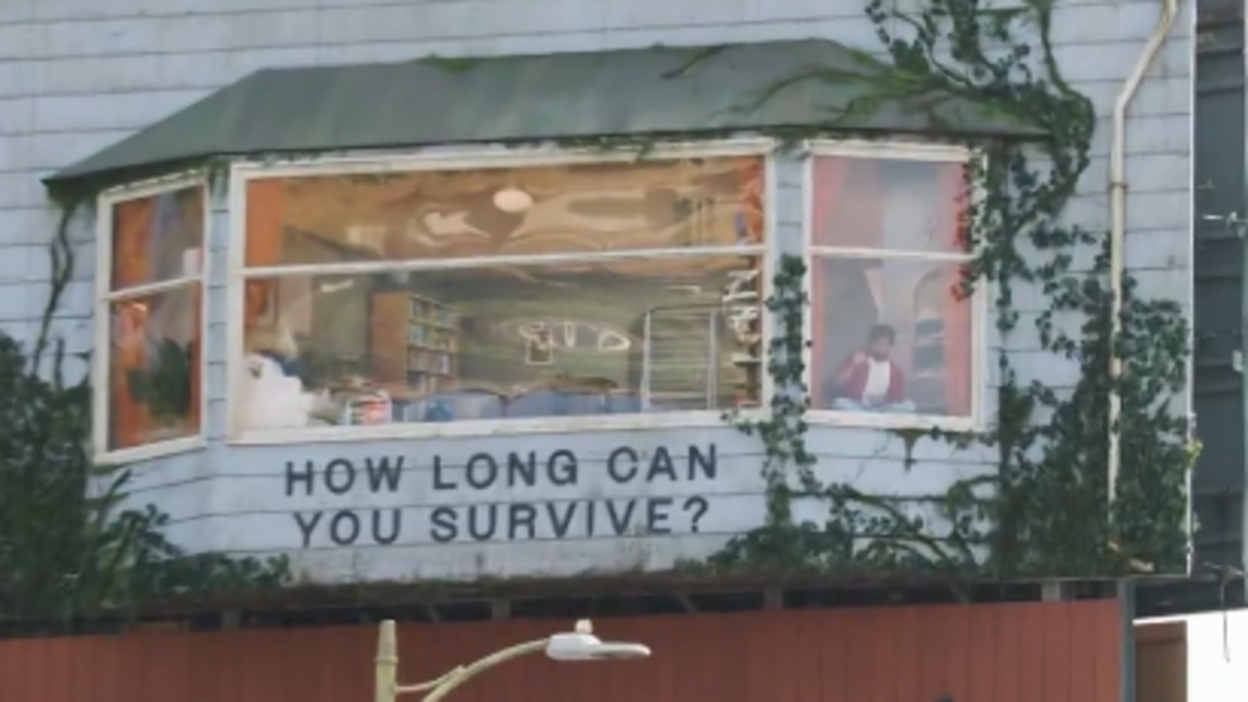 ¿Un truco de Netflix? Hombre vivirá tres días en valla publicitaria para promocionar película
