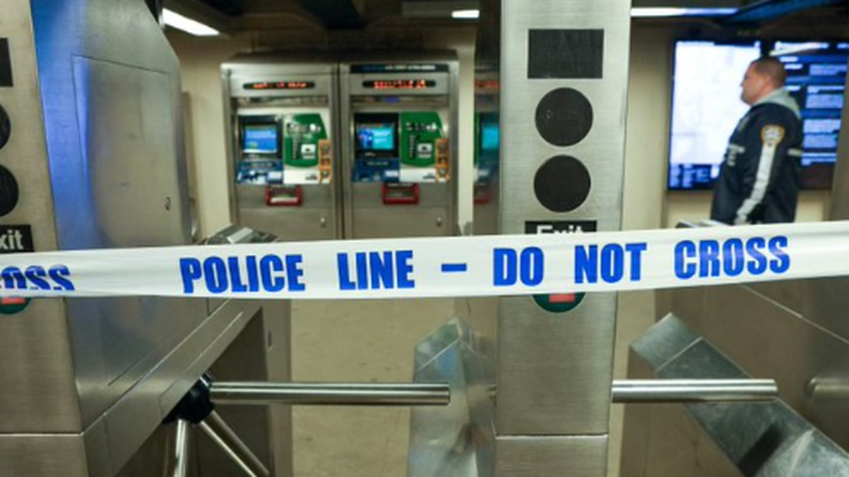 Una persona murió y otras cinco resultaron heridas el lunes tras una disputa entre dos grupos de adolescentes en una estación del metro de la ciudad de Nueva York al comenzar la hora pico vespertina, informaron las autoridades.