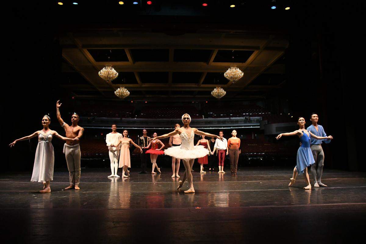 Todos los artistas participantes en la Gala de Estrellas del XXV IBFM. Al frente, Gretel Batista (Houston Ballet), Ihosvany Rodríguez (Cuban Classical Ballet of Miami), Carlos Hopuy (como Alla Snizova) de Les Ballets Trockadero de Monte Carlo y Janis Liu junto a Taiyu He (Arts Ballet Theatre of Florida). 