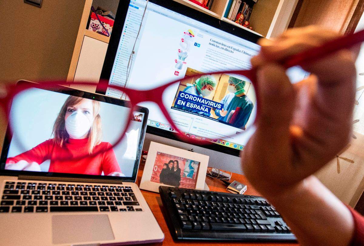 El control ocular se efectúa guiñando los ojos o fijando la mirada durante un tiempo determinado en un botón visualizado en la pantalla, y permite hacer ‘clic’ y ‘zoom’.