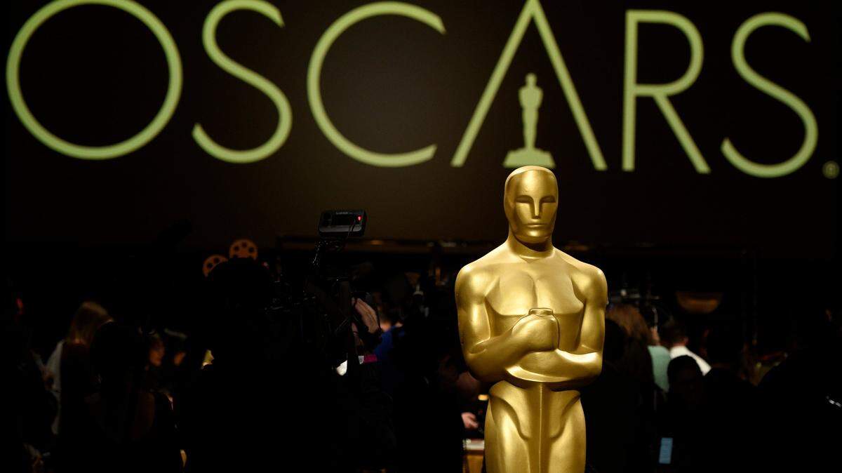Luego de las críticas que amenazaban con envolver a la siempre complicada entrega de los premios Oscar, la Academia de Artes y Ciencias Cinematográficas dio marcha atrás el viernes a su decisión de entregar cuatro galardones durante los cortes comerciales en la transmisión de la ceremonia de este año.