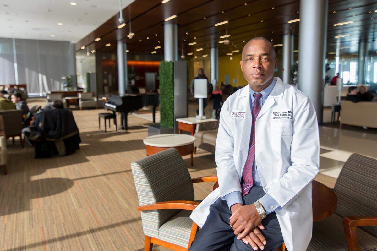 El Dr. Selwyn Rogers, director fundador del centro de trauma UChicago Medicine. El los últimos seis años el número de heridas de bala en niños menores de 16 años se ha duplicado.