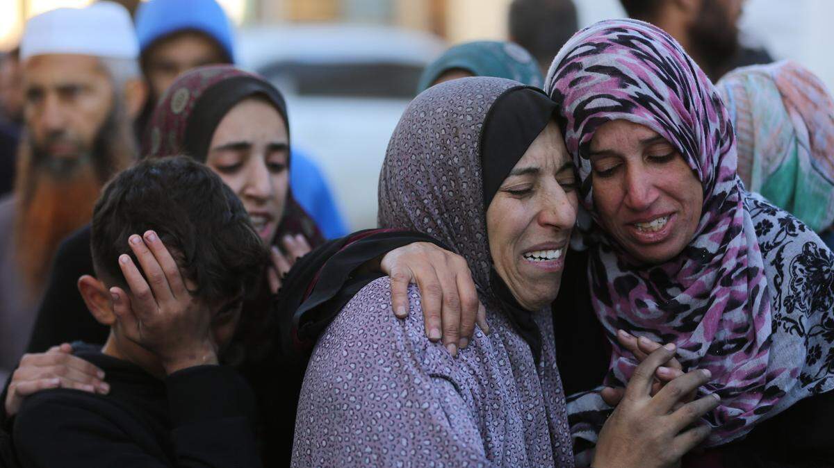 Varias mujeres lloran por la muerte de seres queridos en un hospital en Deir el-Balah, en la región central de la Franja de Gaza, el lunes 11 de diciembre de 2023.