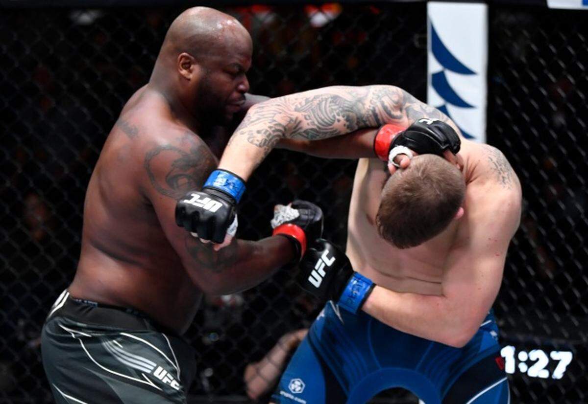 Derrick Lewis (izq.) puso punto final a la temporada de la UFC con un gran golpe. La Bestia Negra (26-8) tomó posesión el sábado del primer puesto en la lista de nocauts de todos los tiempos ese circuito de artes marciales mixtas, cuando eliminó a Chris Daukaus (12-4) a los 3:36 minutos del primer round.