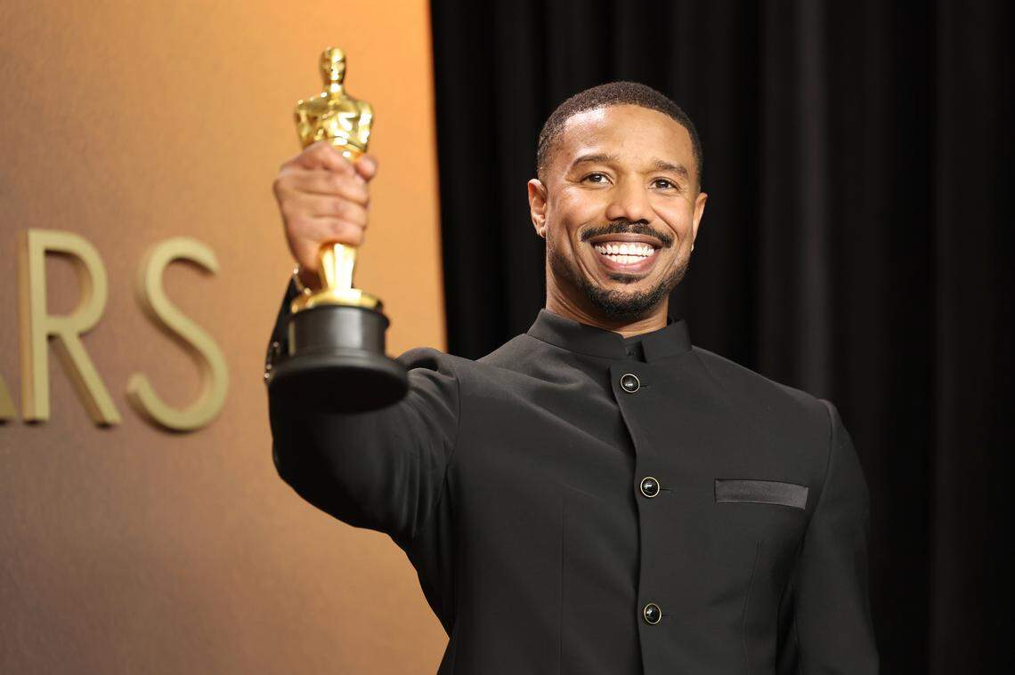 Michael B. Jordan, ganador del premio a Mejor Actor Protagonista por “Sinners”, posa en la sala de prensa durante la 98.ª edición de los Óscar en el Dolby Theatre el 15 de marzo de 2026 en Hollywood, California.