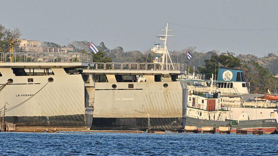 Barcos de la guardia costera cubana en el puerto de La Habana, el miércoles 25 de febrero de 2026. La guardia costera cubana dijo que el miércoles disparó y mató a cuatro personas e hirió a otras seis que viajaban en una lancha rápida registrada en Estados Unidos, durante un intercambio de disparos cerca de las costas de Cuba que se produjo en medio de crecientes tensiones con Washington.