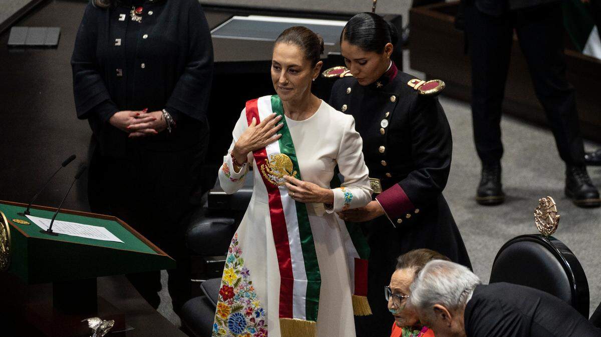 La nueva presidenta de México, Claudia Sheinbaum, recibe la banda presidencial durante la ceremonia de juramento el martes, 1 de octubre de 2024, en el Congreso de México.