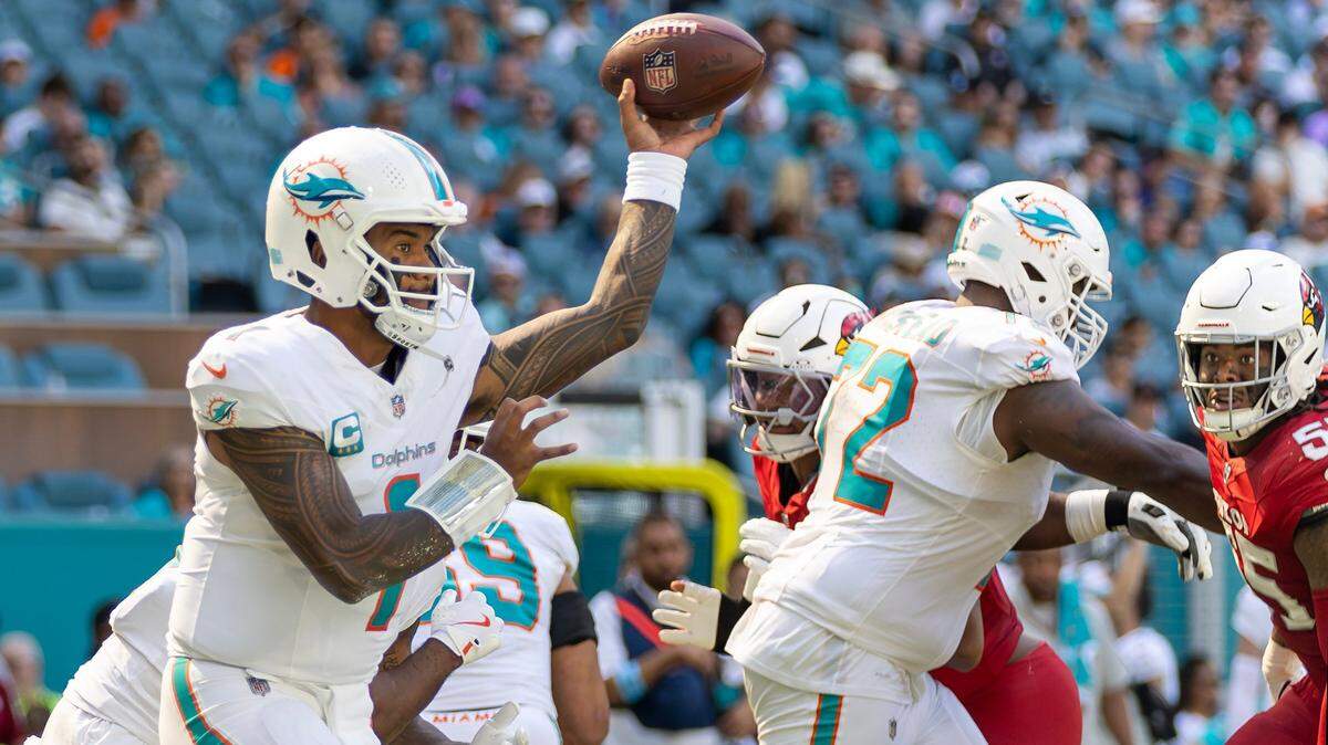 El quarterback de los Dolphins Tua Tagovailoa pasa el ovoide en el partido ante los Cardinals de Arizona, celebrado el 27 de octubre de 2024 en Miami Gardens, Florida.